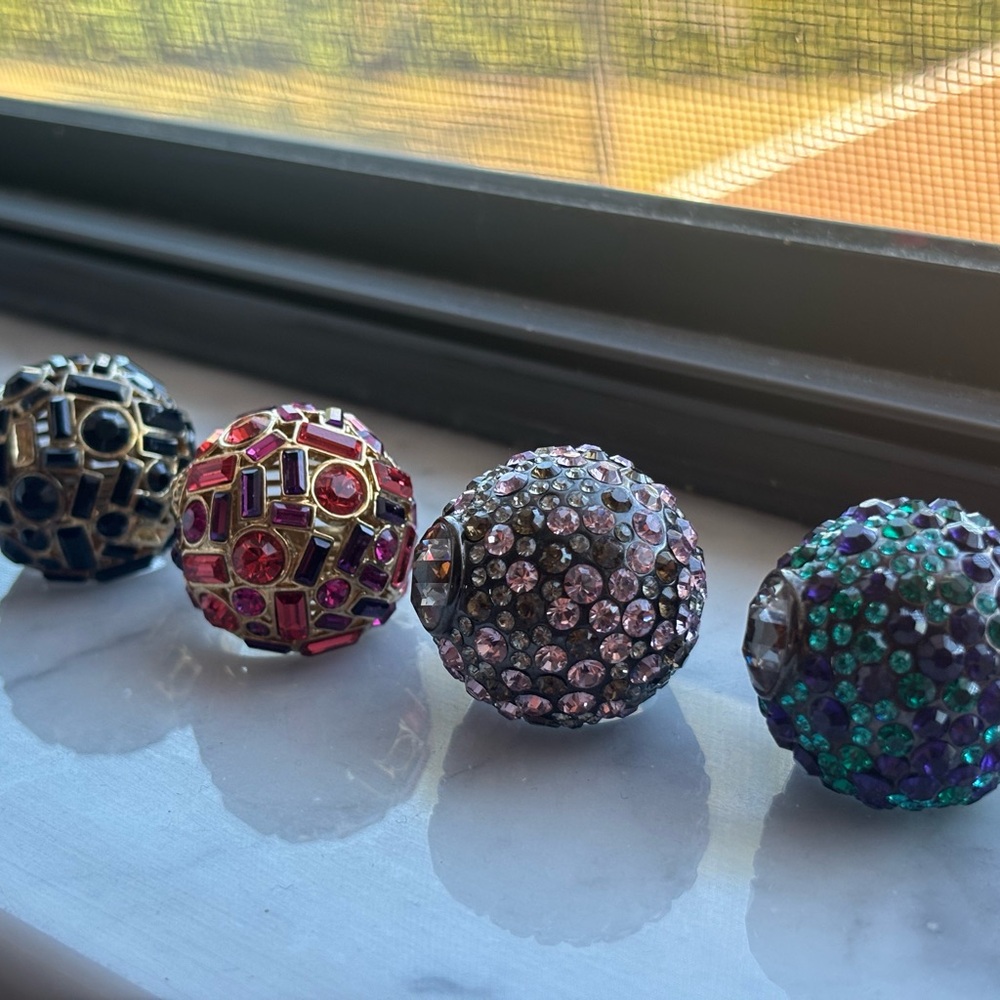 Henri Bendel set of 4 Crystal Ball Rings - Picture 3 of 3